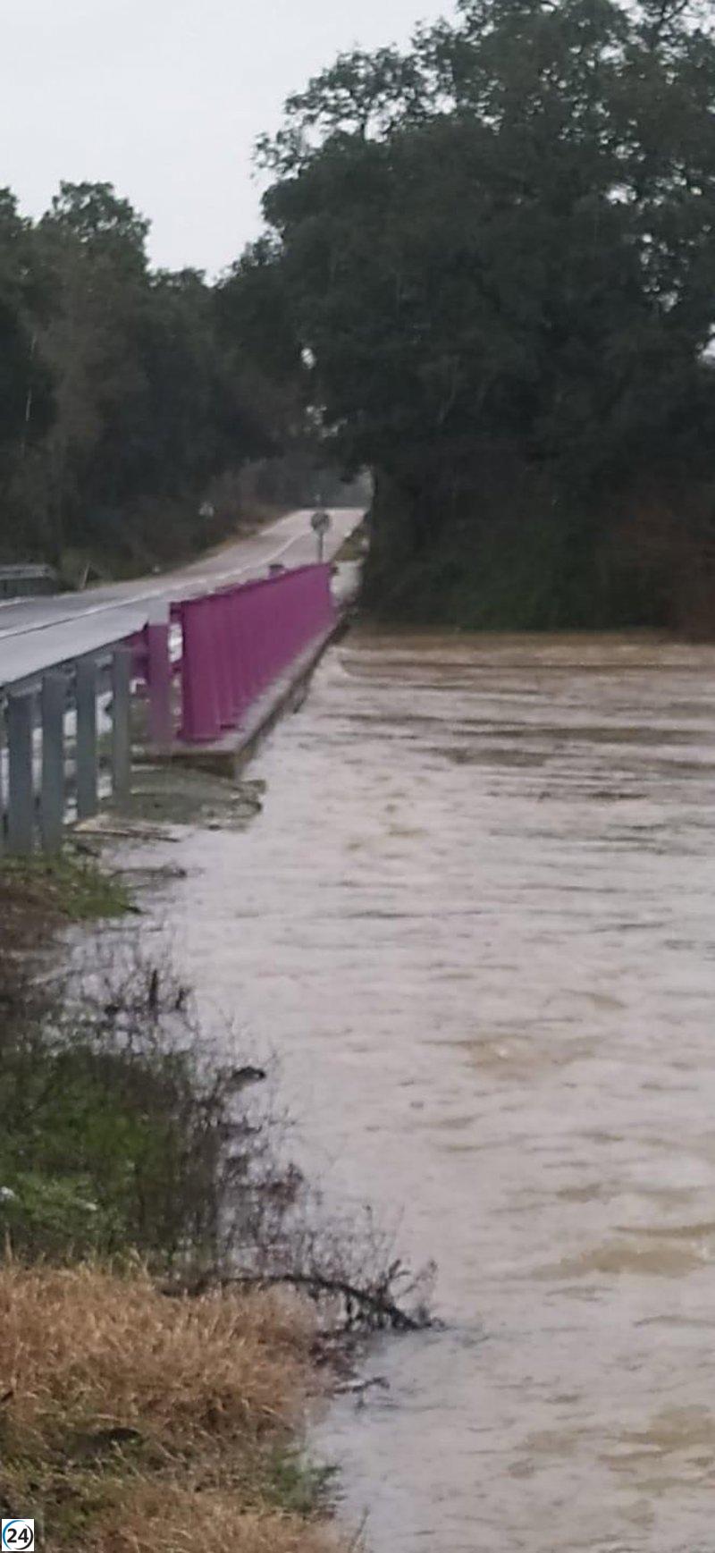 El arroyo Alcañizo causa inundaciones en Corchuela (Toledo) y provoca cierre de la CM-5150