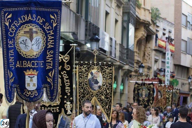 La decoración de Semana Santa de Albacete arrasada por el viento.