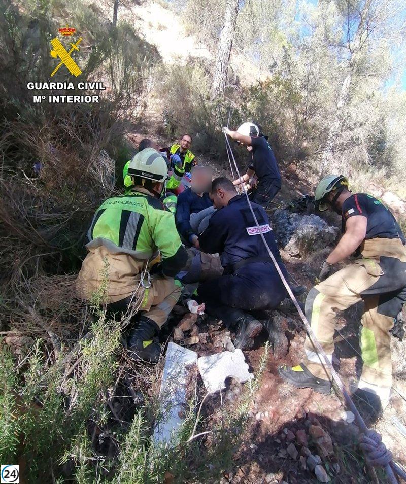Senderista rescatada en cascada de Letur tras fracturarse una pierna durante caída.