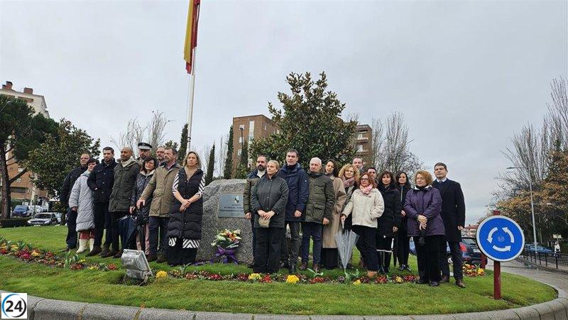 Guadalajara rinde homenaje a las víctimas del terrorismo con flores bajo la lluvia.