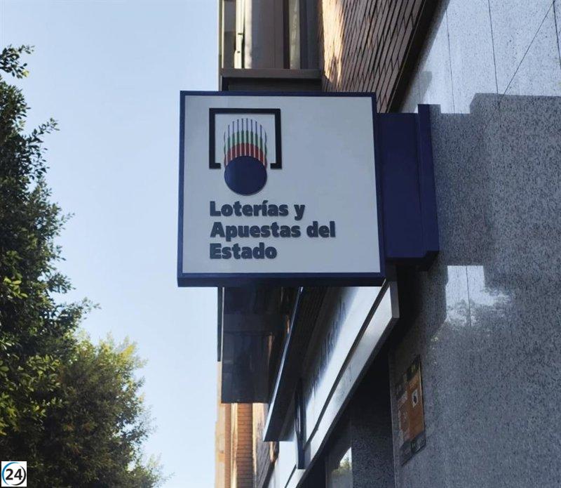Alcázar de San Juan celebra la venta del segundo premio de la Lotería Nacional, con un premio de 120.000 euros para el afortunado número.