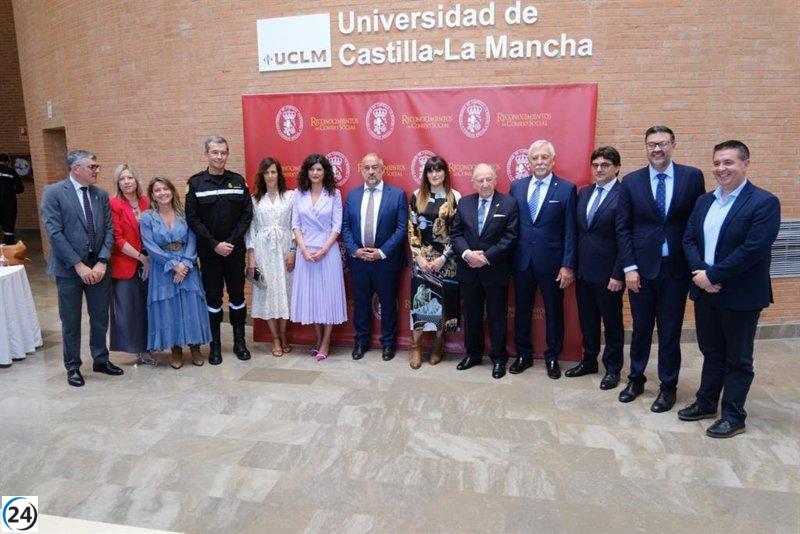 Rozalén y la UME celebran con alegría los premios 'Reconocimientos' otorgados por el Consejo Social de la UCLM.