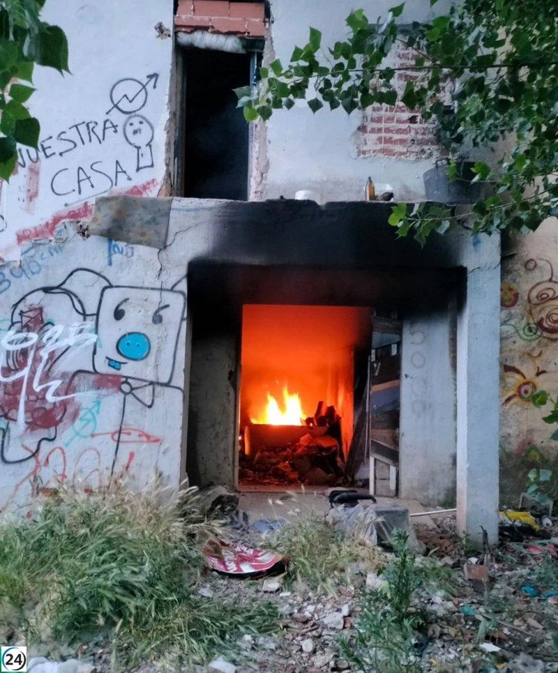 Tres personas rescatadas tras el incendio de un edificio en ruinas en Cuenca.