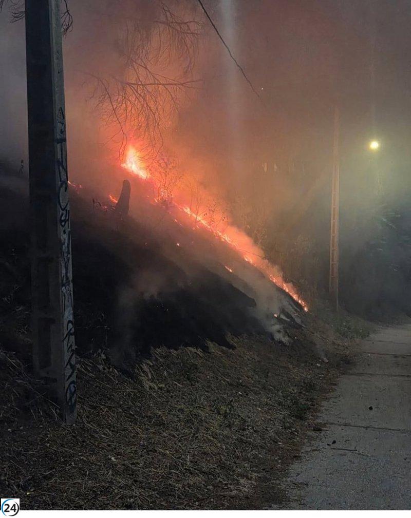 Cuerpo de bomberos y Policía Local se unifican para combatir incendio en el parque de los Moralejos en Cuenca.
