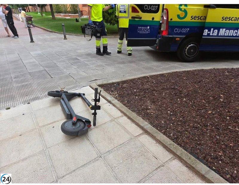 Niña sufre lesiones al caer de un patinete en Cuenca con dos ocupantes.
