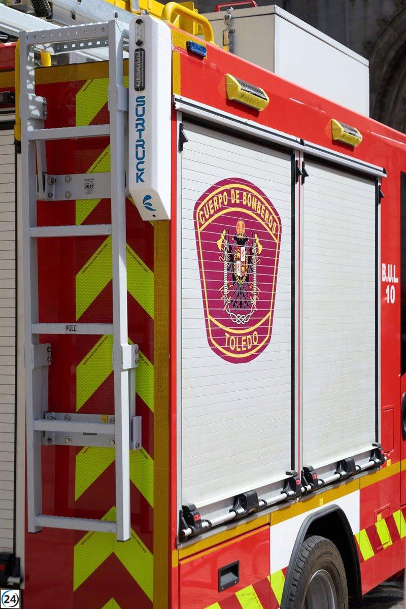 Contienen incendio en almacén de palés cerca del Punto Limpio en Olías del Rey.
