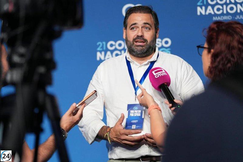 Núñez encabeza a 500 afiliados de C-LM en el Congreso del PP para respaldar a Feijóo y promover un nuevo camino.