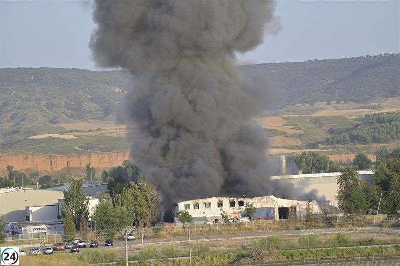 Incendio en empresa de reciclaje de baterías en Azuqueca causa dos heridos, incluyendo a un bombero.