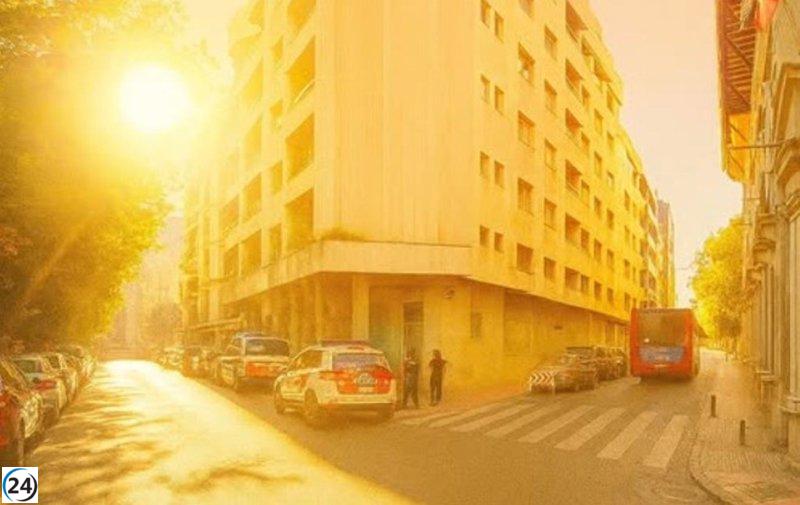 Peatón trasladado al hospital tras ser atropellado en Cuenca por un conductor deslumbrado por el sol.