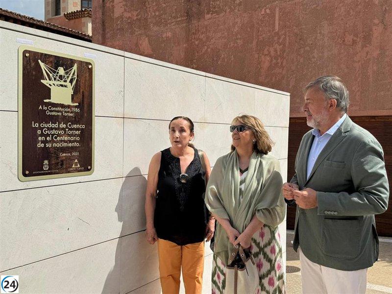 Cuenca rinde homenaje a Torner con una placa conmemorativa en su centenario, junto al Monumento a la Constitución.