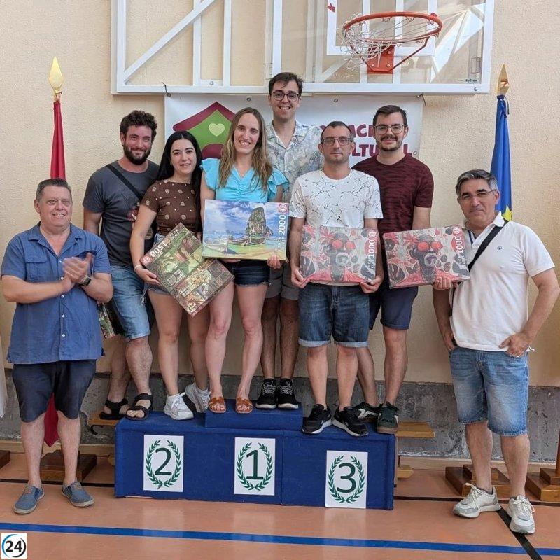 Rafael Amieva y Laura Aizpurúa triunfan en el I Concurso de Puzles de Cobisa, superando a 39 competidores.