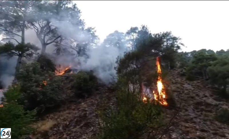 Un policía de Cuenca apaga un incendio en Los Palancares tras recibir una llamada de emergencia.