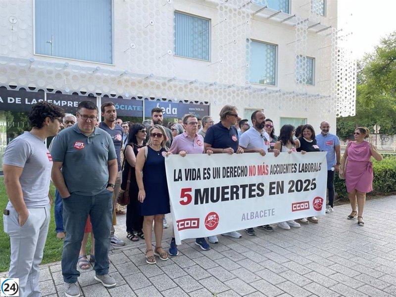 Sindicatos rinden homenaje a los dos trabajadores fallecidos en Albacete y demandan el cumplimiento de normas de seguridad laboral.