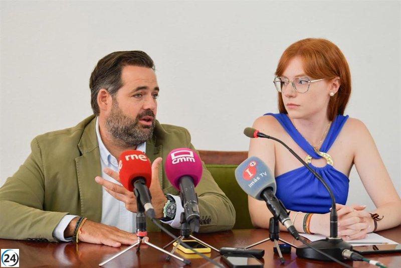 Alcaldesa de Fernán Caballero acusa a grupo delictivo de intentar obligarla a renunciar mediante extorsión.