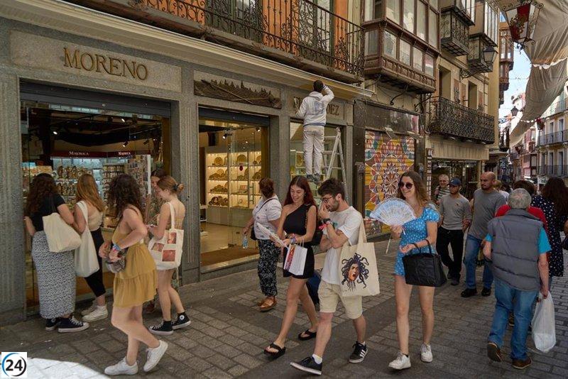 Activistas entregan casi 6,000 firmas para detener ordenanza turística en Toledo.