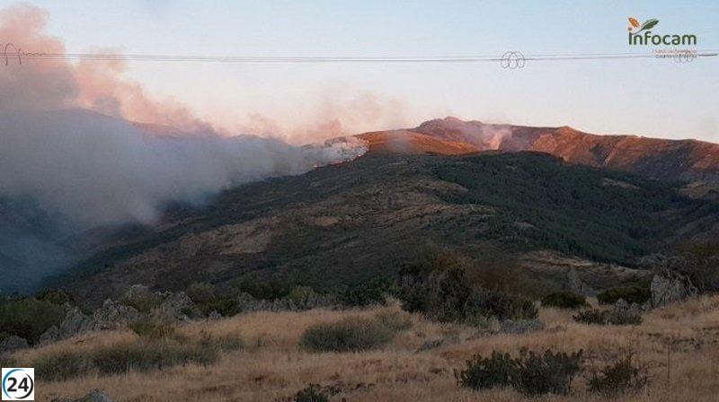 Emergencia en Peñalba de la Sierra: fuego avanza a nivel 1 y bloquea la carretera GU-187.