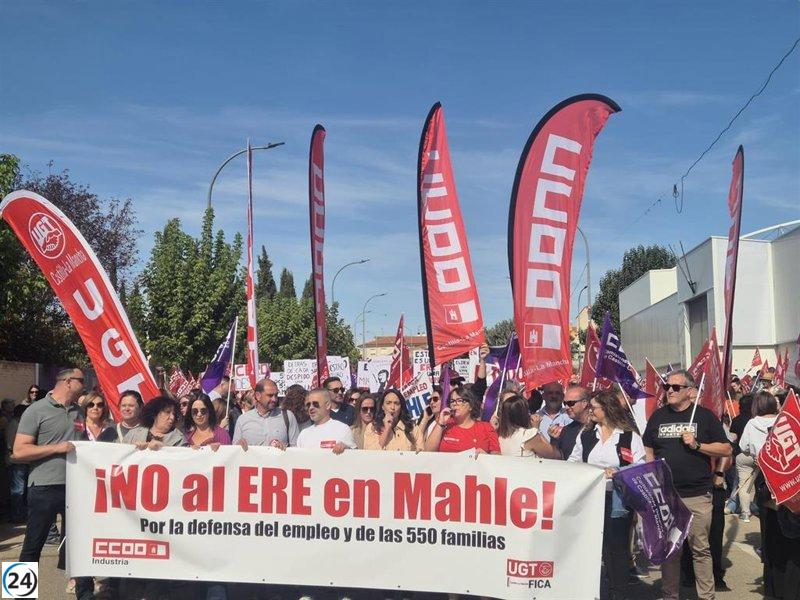 Miles de trabajadores protestan en Motilla de Palancar por los 550 despidos del ERE de Mahle.