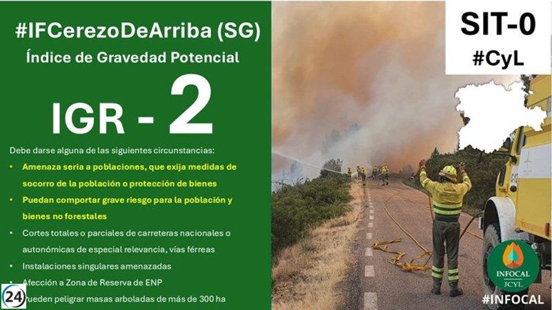 El fuego de Peñalba se propaga a Castilla y León, desatando un incendio de gravedad en Cerezo de Arriba (Segovia).
