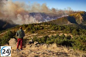 Continúan los esfuerzos aéreos para controlar el incendio en Peñalba de la Sierra, clasificado en nivel 1.