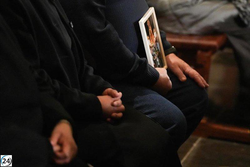 Homenaje a las víctimas del 29O: familiares, música y lectura de nombres en un emotivo funeral de estado.