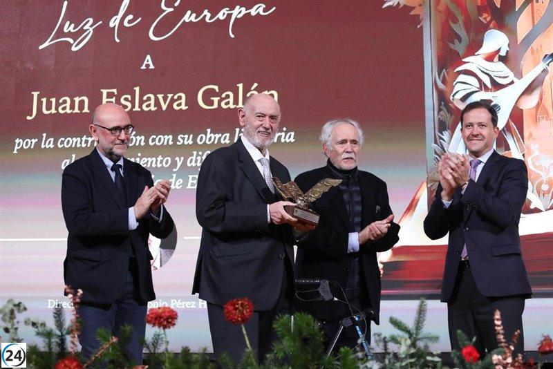Toledo galardona a Eslava Galán con el primer premio 'Toledo Luz de Europa' por su influencia en la novela histórica.