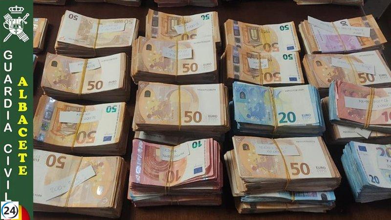 La Guardia Civil incauta 200.000 euros de origen sospechoso en la A-31, cerca de Chinchilla de Montearagón.