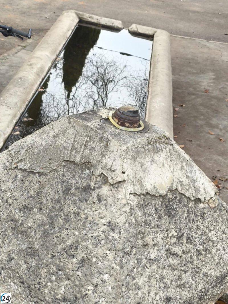 La comunidad de Collados (Cuenca) protesta por el robo de su emblemática piña bicentenaria de la fuente.