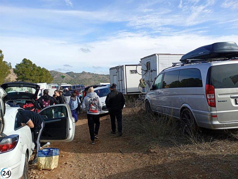 Finaliza la rave en el embalse del Cenajo tras una semana de música y fiesta, con la salida de los últimos asistentes.