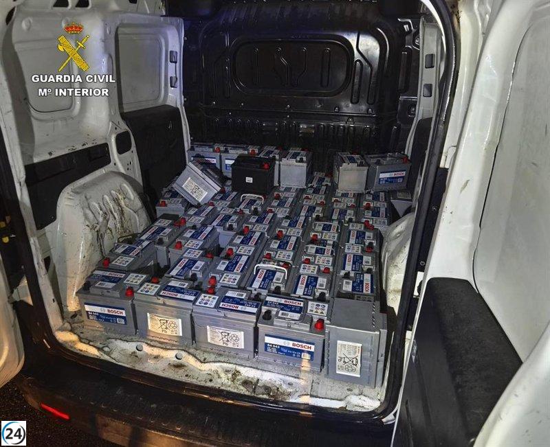 Tres arrestados en Azuqueca tras huir tras el robo de baterías de un camión en la A-2.