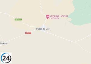 Trágico accidente de tráfico se cobra una vida en Casas de Ves después de colisión entre un turismo y una moto.