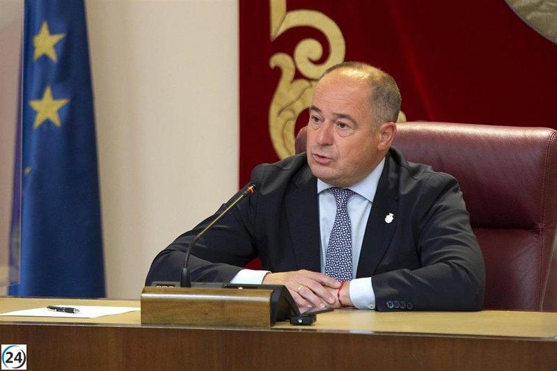 Sáez se querella por acusaciones de corrupción y exámenes policiales.