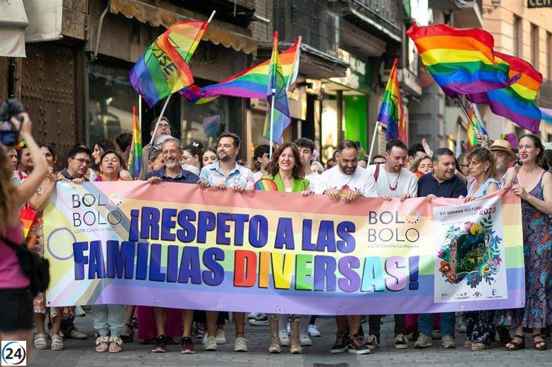 Toledo exige derechos LGTBI y consejera de Igualdad solicita colocación de bandera arcoíris.