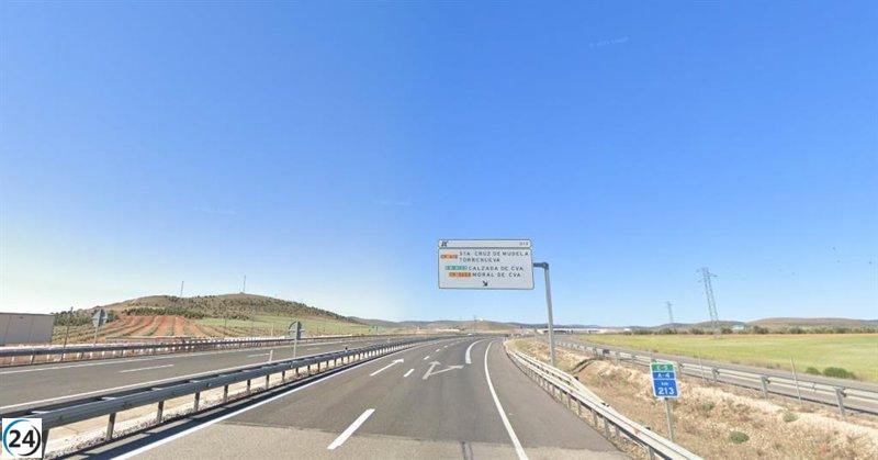 Camión vuelca y provoca incendio en A-4 dirección Madrid, cortando el tráfico en Santa Cruz de Mudela.