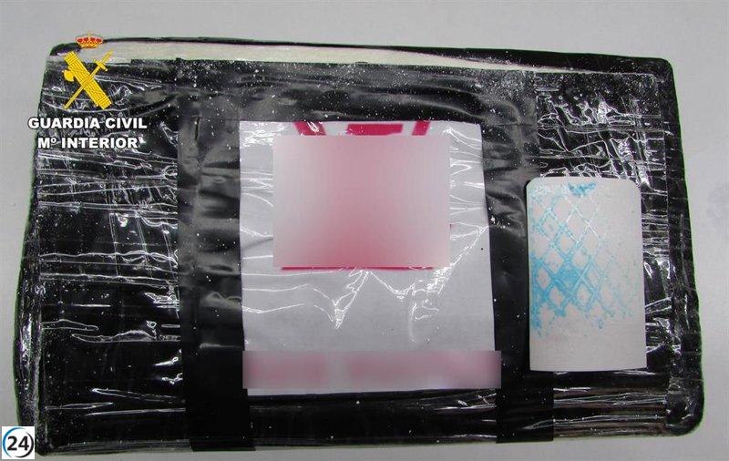Arrestan a cinco individuos en Albacete por arrojar un kilogramo de cocaína desde un vehículo al percatarse de la presencia de agentes de seguridad.