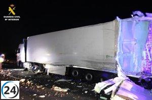 Detenido el conductor responsable de un trágico accidente en la A-43 que resultó en la muerte de un pasajero masculino.