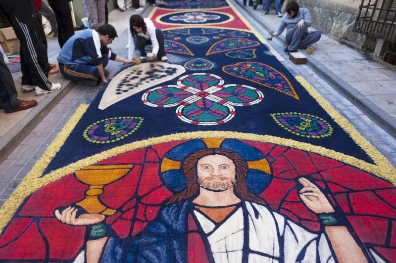 El Corpus Christi de la Mancha: alfombras de serrín y flores