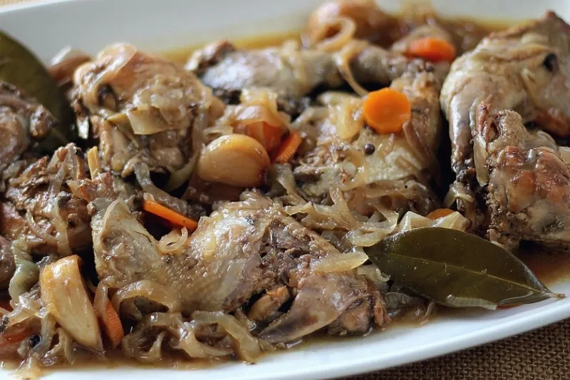 Qué es la perdiz en escabeche y por qué es un plato típico